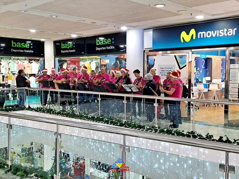 Actuación de la Rondalla Antón Guanche en el Centro Comercial Punta Larga