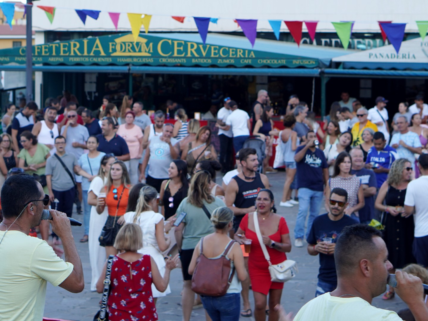 Orquesta Revelación actuando en la plaza del Centro Comercial Punta Larga