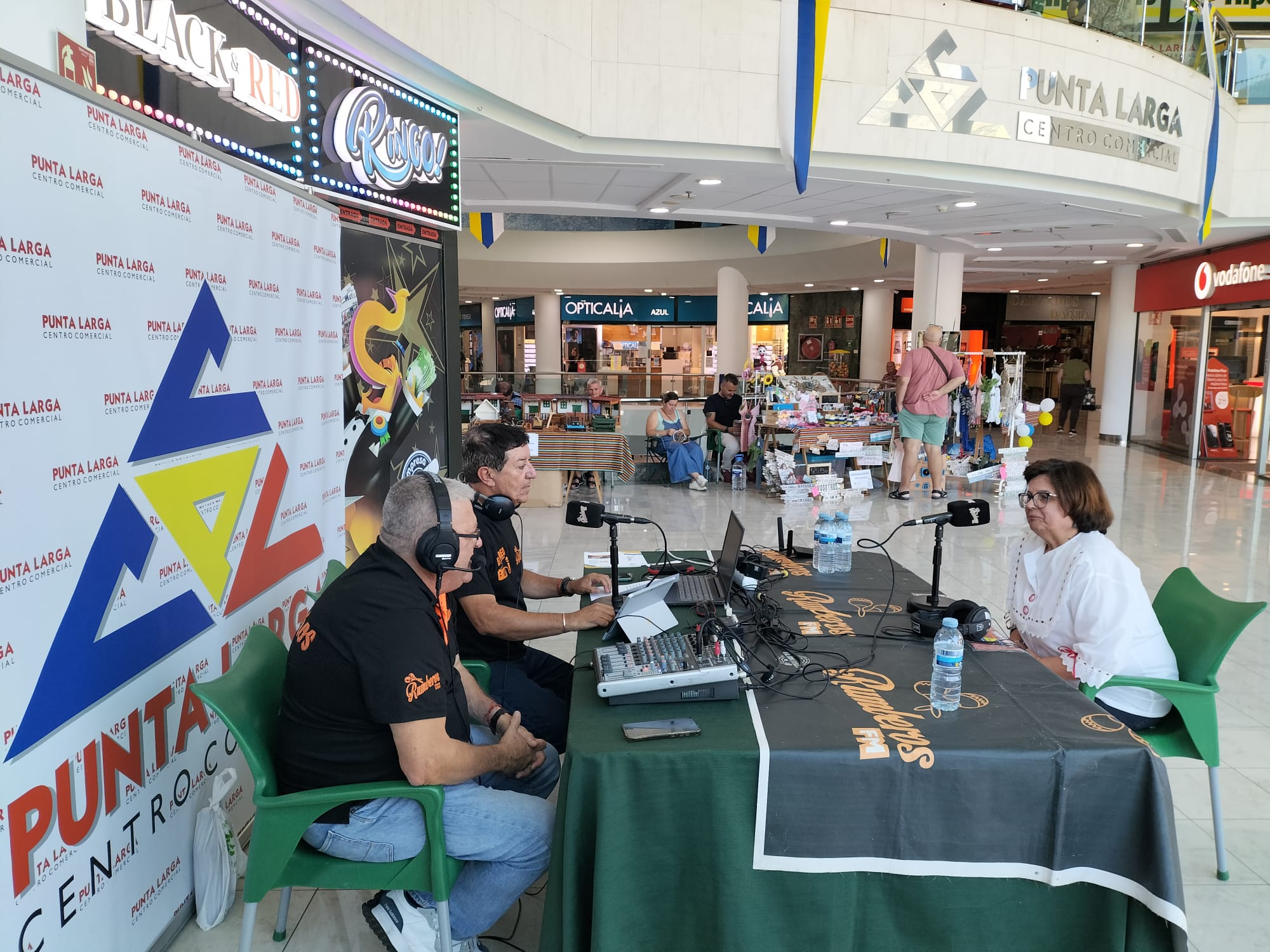 Rumberos FM en directo durante la Muestra de Artesanía 2024 del Centro Comercial Punta Larga