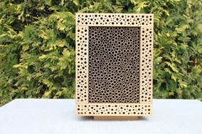 Eschenholzblock mit 575 Pappröhrchen, 140 mm lang und 318 Bohrungen im Eschenholz, 105 mm tief, Foto: klahen