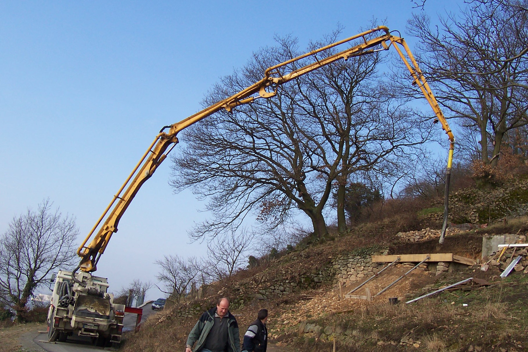 Beton für´s Fundament wird gepumpt