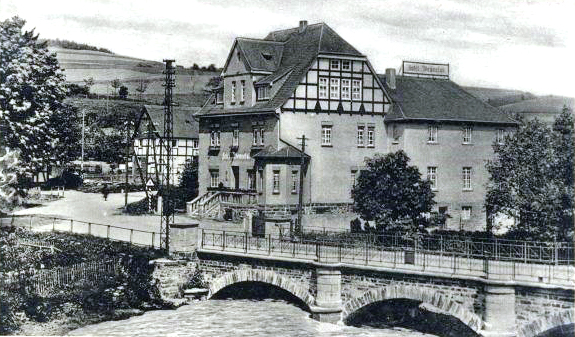 Das Hotel "Wennetal" mit alter Provinzial- Wennebrücke, Foto vor 1945