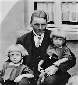 Fritz Schulte mit seinen ältesten Kindern Josef (li) und Franz bei einer Familienfeier im Juli 1927