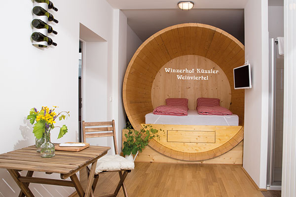 weinfassmöbel im freien garten kurzurlaub im weinfass deluxe winzerhof küssler weinfassmöbel im freien garten kurzurlaub im weinfass deluxe winzerhof küssler