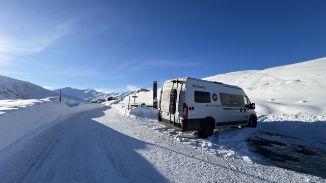 #1104 Schweiz - Verlassen am Berg...wir hängen! Keine Schneeketten!