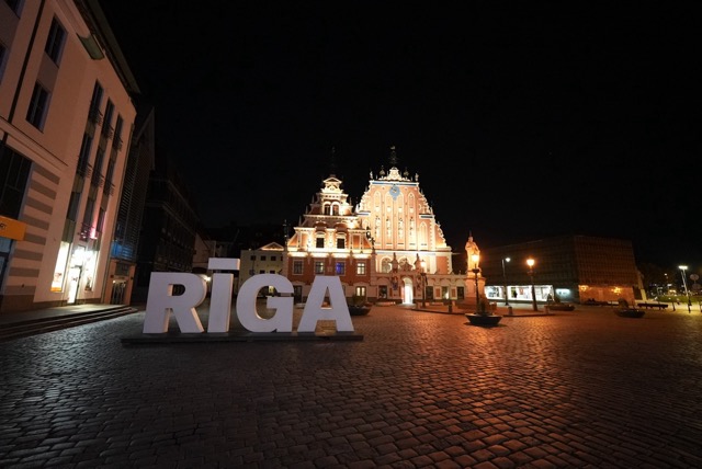 #1035 Lettland - Hauptstadt Riga bei Nacht & Tag