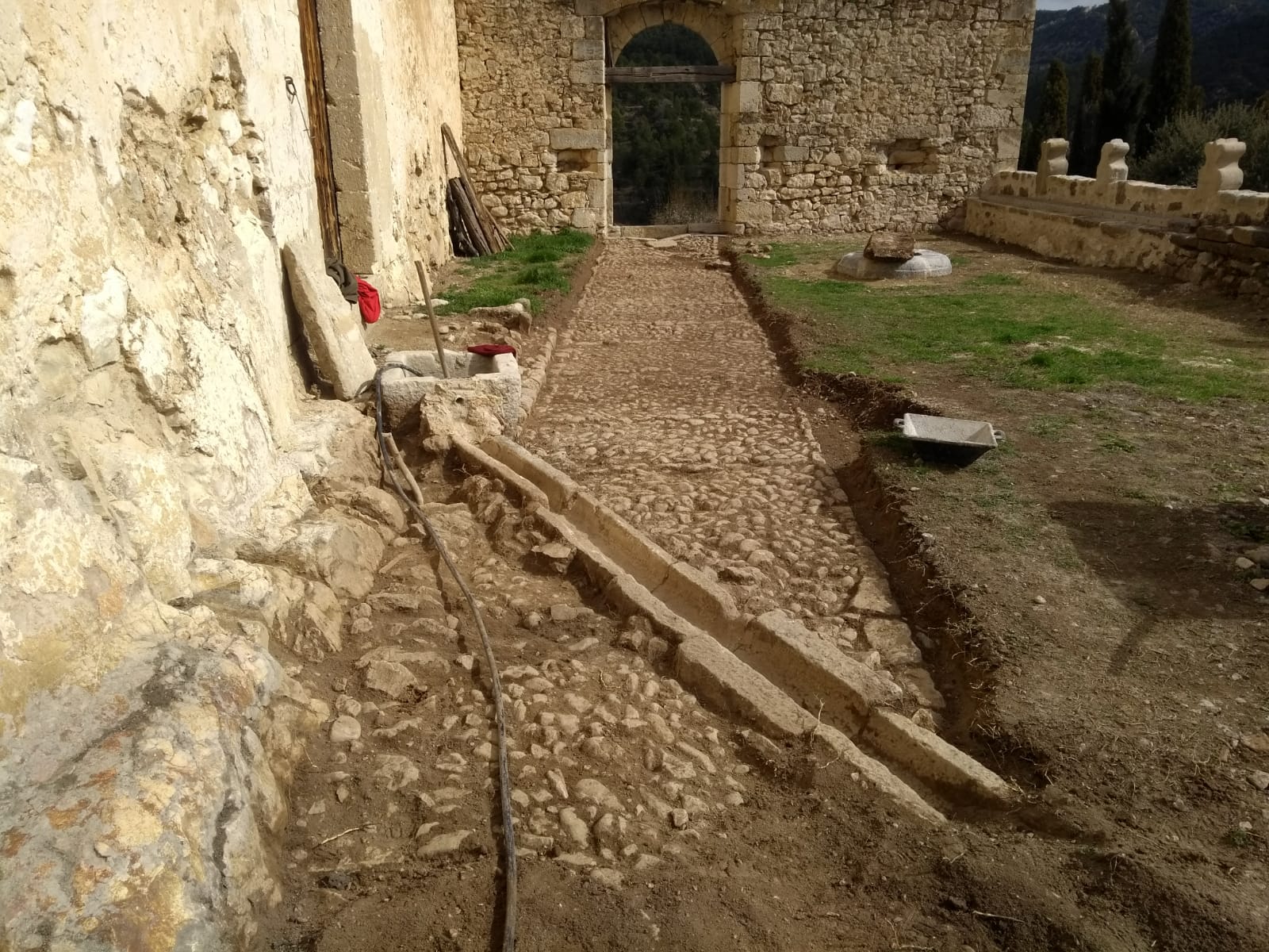 Restauración patio y zona acceso del Castell del Baró d'Herbers.