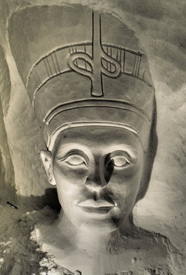Nefertiti - Sculpture sur neige - Grotte de neige de Valloire - hauteur 2,5m - Manon Cherpe