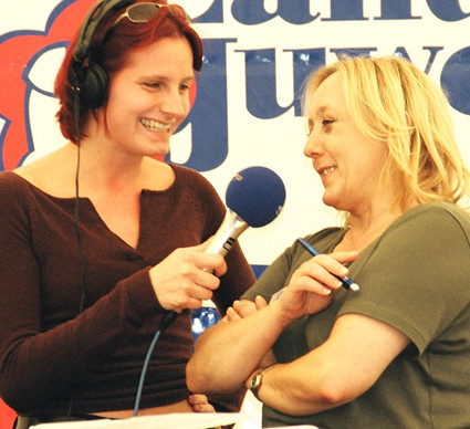 Maja von Spreeradio Berlin interviewt bei Live-Übertragung Helga Karl. Foto: (c) Helga Karl