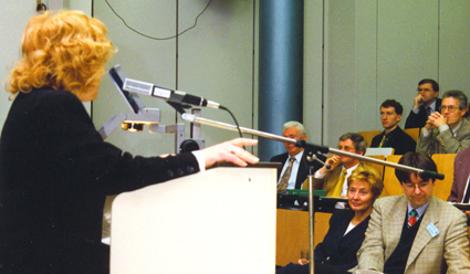 Fachtagung "Gruppenarbeott". Berlins Senatorin fpr Arbeit und Frauen in der ersten Reihe, am Mikrofon Helga Karl.