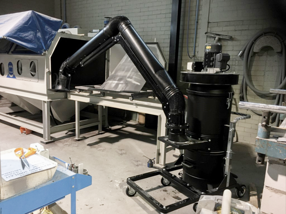 AirMex FAB-40 Staubabscheider mit Absaugarm an der Maschine