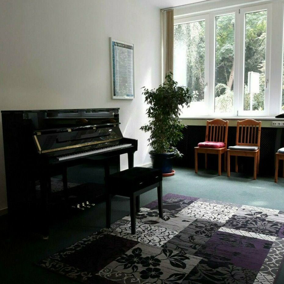 Klavierunterricht im Klassenzimmer der Musikschule München Schwabing