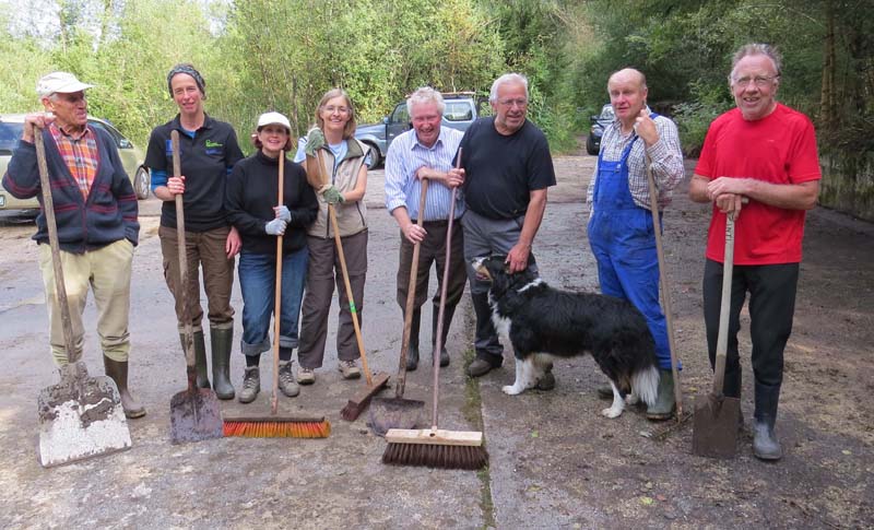 Putzaktion auf der Betonplatte, Foto: Markku Arends