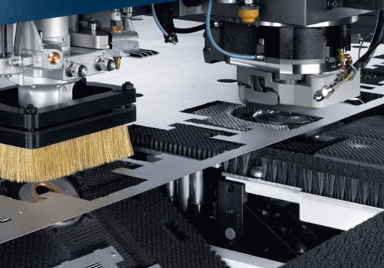 Stanzen und Umformen von Blechen bei der Birchmeier AG in Bremgarten