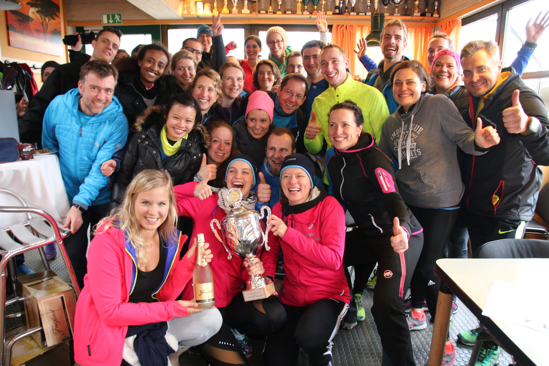 Urban Runners Munich mit dem Wanderpokal