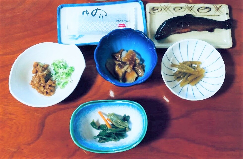 朝食の一例（イワナ甘露煮、山菜料理等）
