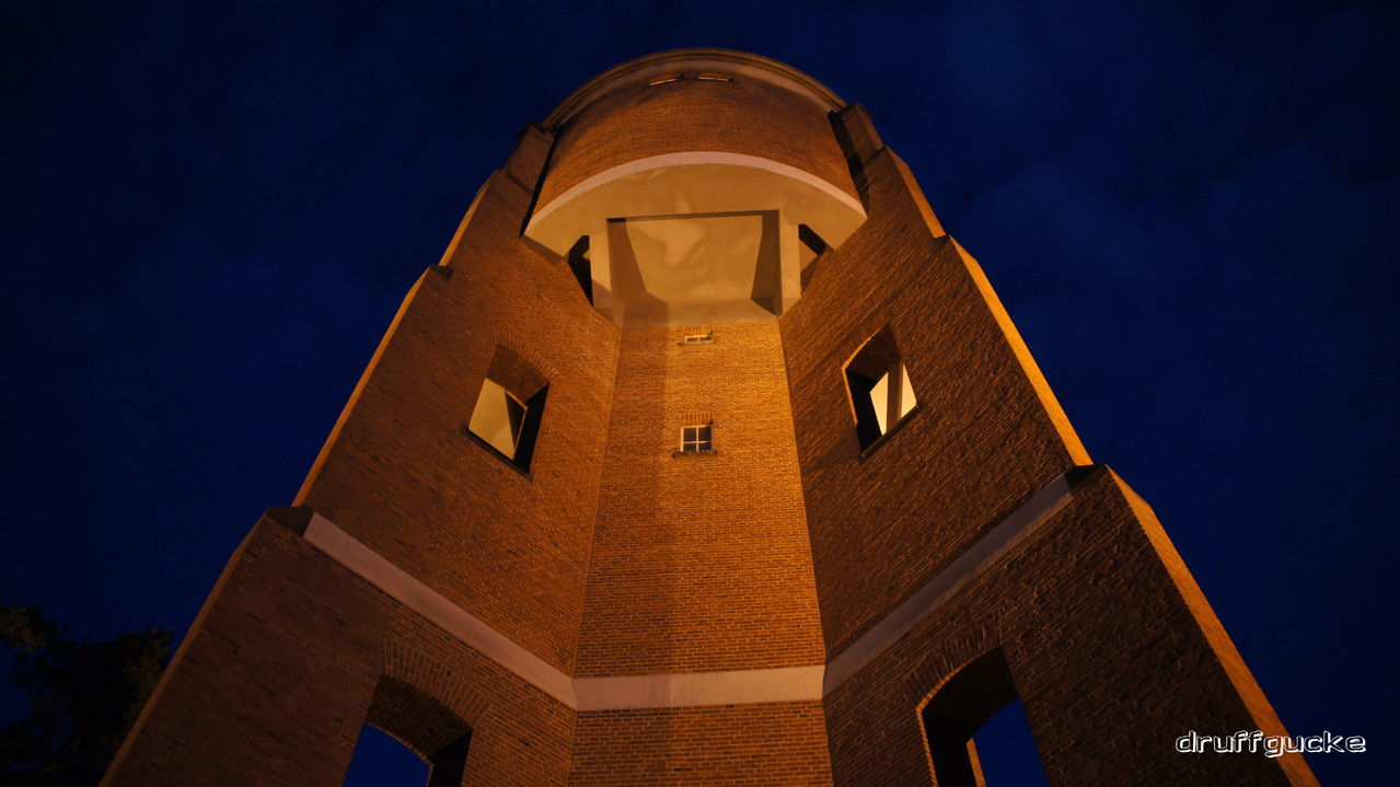 Jügesheimer Wasserturm bei Nacht 2012