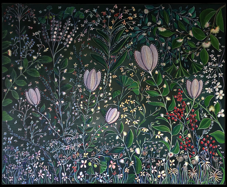 Zeitgenössische Kunst von Alexandra Mohr: Stilistische, Fantasie- Blumen auf dunklem Hintergrund, von blass rosa zu rot, viele grün Töne, ein beruhigendes Acrylbild. Ausgestellt im Schloss Sinzig 2026