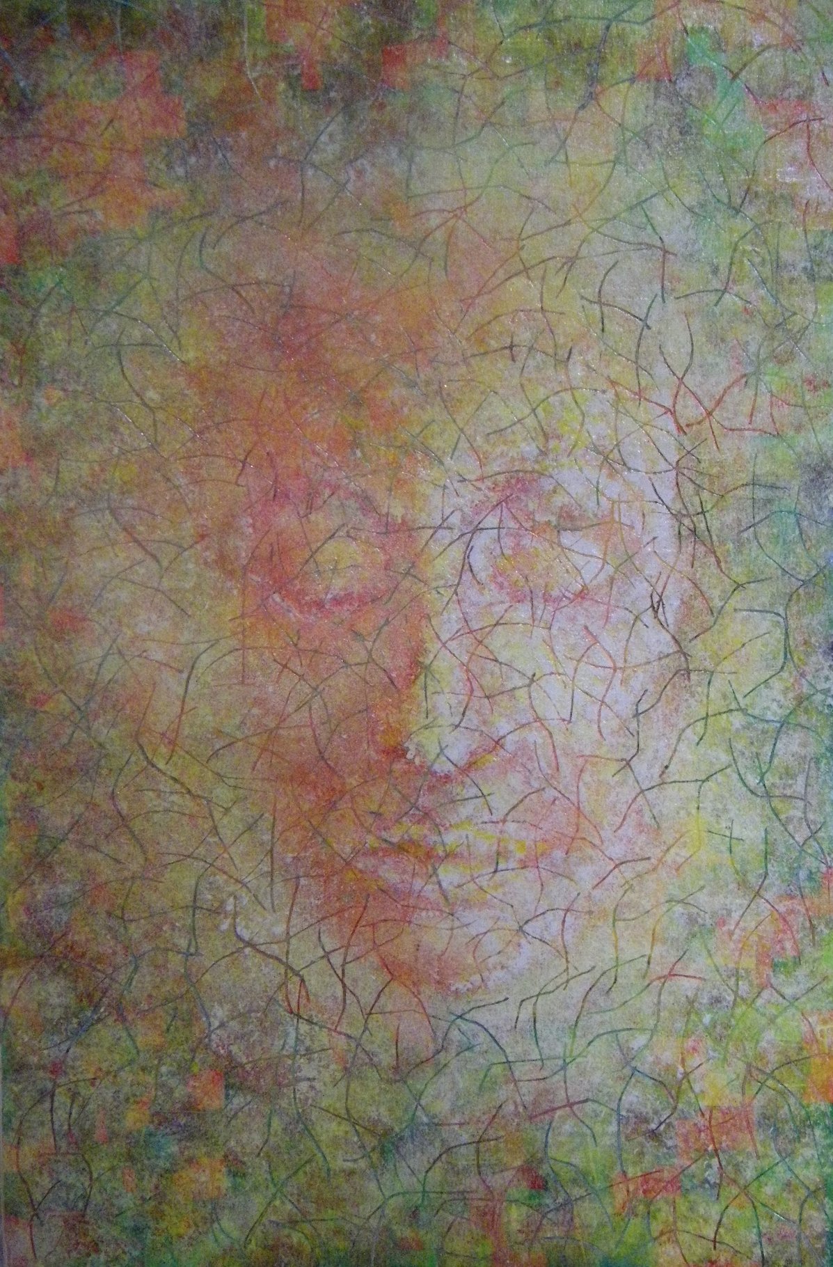 Zeitgenössische Malerei von Alexandra Mohr: Ein zartes Gesicht mit geschlossenen Augen mit zarten aber bunten Farben kommt aus der Mitte des Bildes heraus, Getupft, verschwommen mit Acrylfarbe auf Holz.
