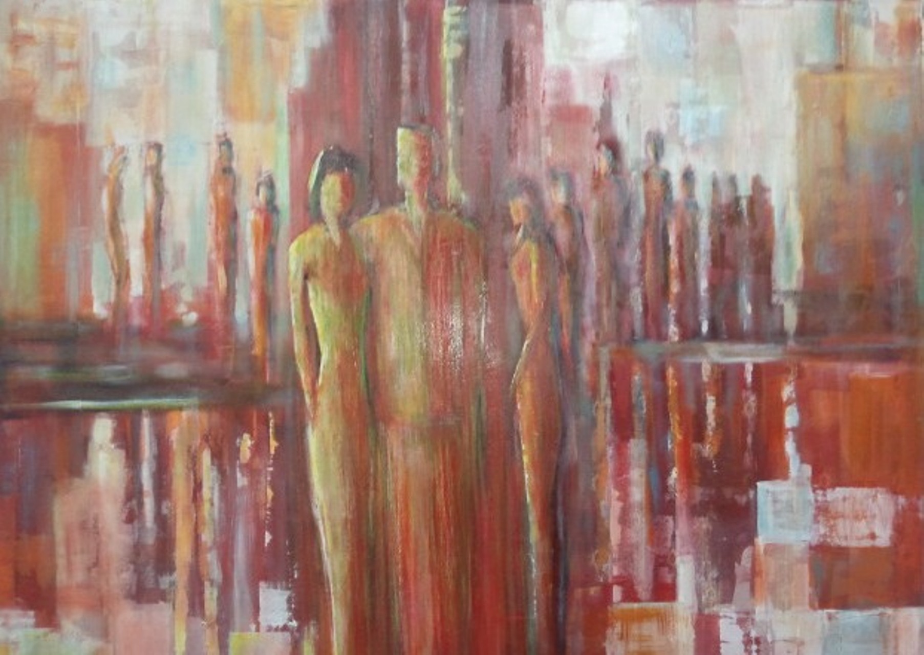Zeitgenössische Malerei von Alexandra Mohr: Gespachtelt mit Acryl, drei Menschen die Arm in Arm stehen bilden den Vordergrund, in rot/gelb/braun gehalten. Die hintere Menschenansammlung spiegelt sich neben der drei Menschen.