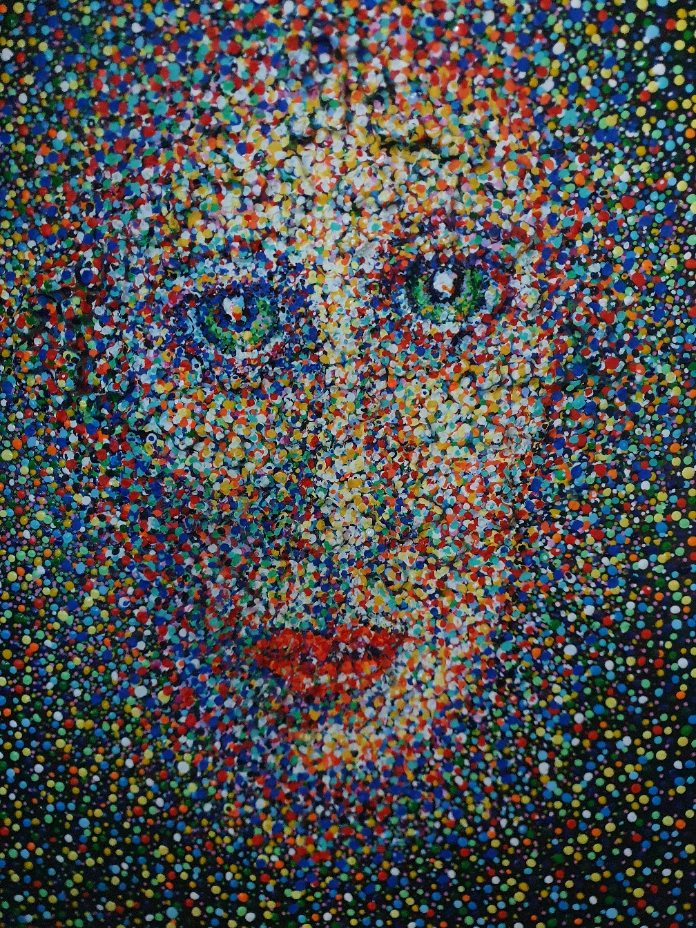 Zeitgenössische Malerei von Alexandra Mohr: Haptisches Acrylbild, teils gespachtelt, Holzklötzchen eingearbeitet und danach mit vielen Punkten ein Gesicht kreiert, dass aus verschiedenen Perspektiven nicht mehr zu erkenn ist. Jede Farbe im Bild enthalten.