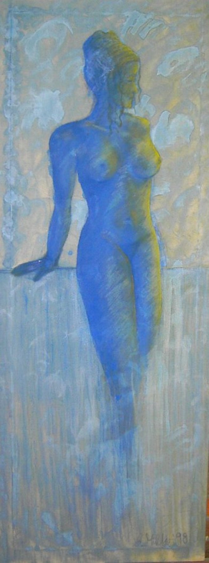 Zeitgenössische Malerei von Alexandra Mohr: Großformatiger weiblicher, stehender Akt an der Brüstung. In blau gehalten, gelb verkörpert die Sonne. Der Hintergrund ist pastellig blau mit Acryl angelegt, die Frau ist in einem intensiven blau und genießt.