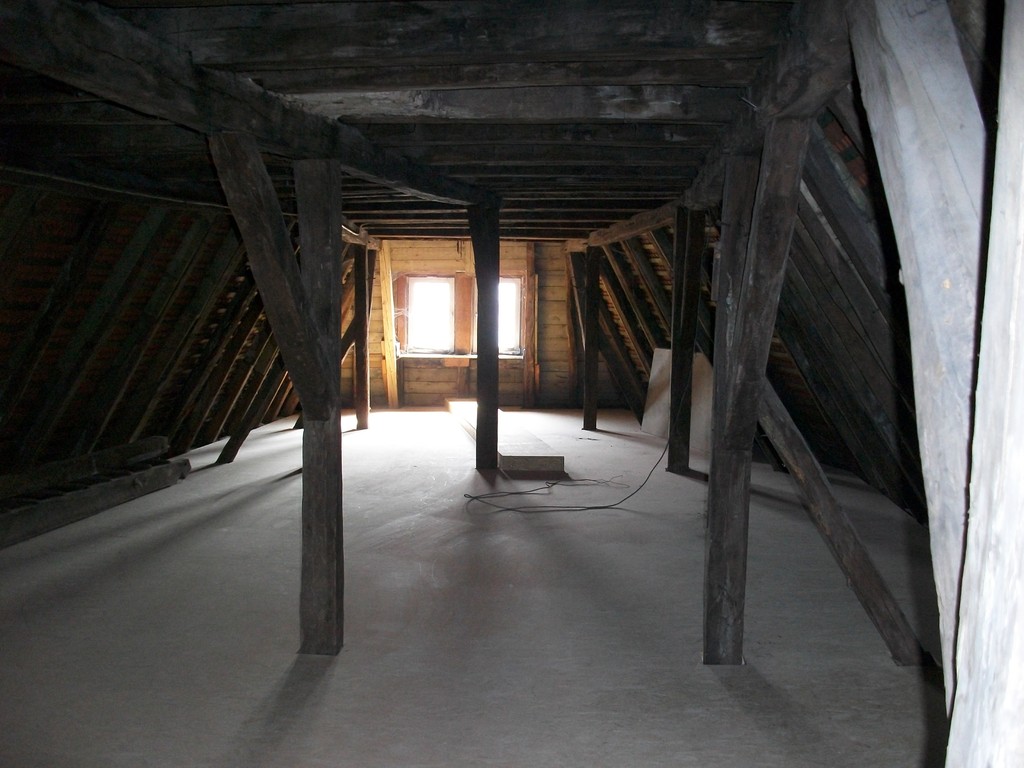 Die Speicherisolierung ist abgeschlossen und es entsteht eine ausgedehnte Dachbodenfläche.