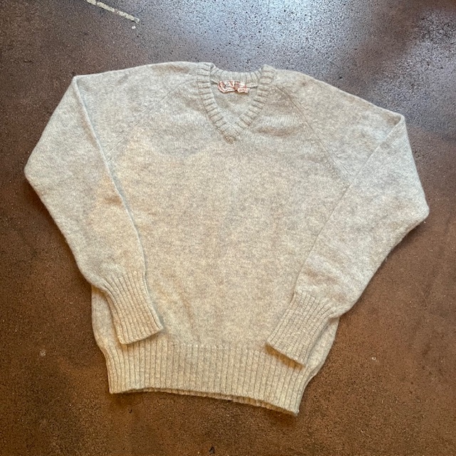 選ばれし『モノ』、その①...”USED OLD THE EDINBURGH WOOLEN MILL V/NECK SHETLAND
