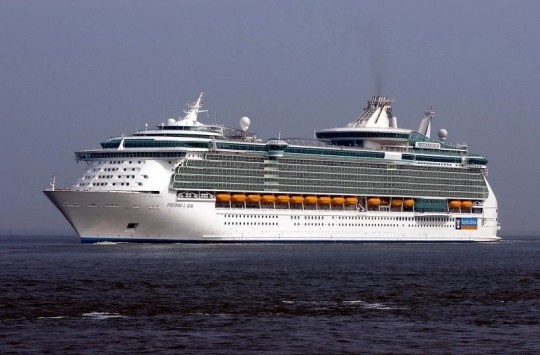 Freedom of the Seas von RCCL, eines der größten  Passagierschiffe  der Welt, am 25.April 2006 vor Cuxhaven