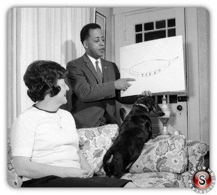 Barney Hill mentre mostra la sua ricostruzione del disco volante