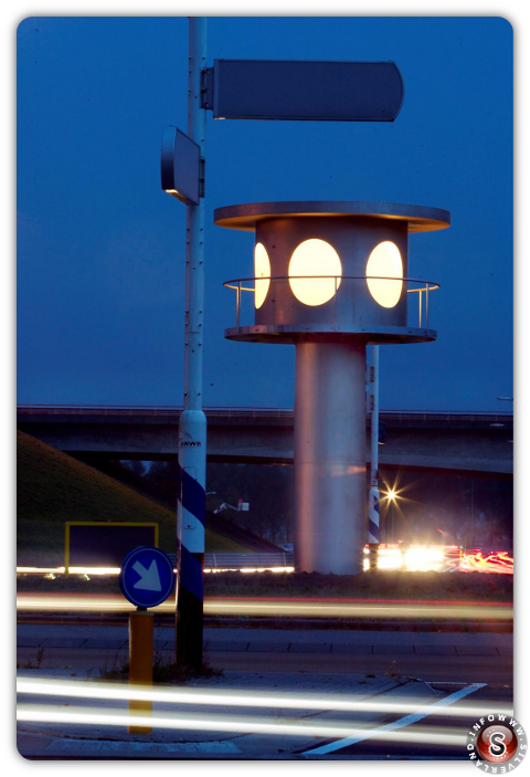 Rotatoria 2 - Torre di controllo Ufo con segnalatore di atterraggio