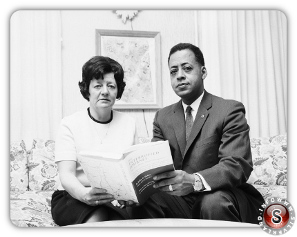 Betty e Barney Hill, che affermano di essere stati rapiti dagli alieni nel 1961, in possesso di un libro scritto sulla loro esperienza intorno al 1967.