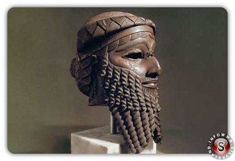 La Testa di Sargon I di Akkad ritrae il potente e mitico sovrano mesopotamico fondatore della dinastia di Akkad che riunì i territori sumeri dopo Lugalannemundu e Lugalzaggesi.  2350 a.C. circa, bronzo e rame, altezza 30 cm., Museo dell’Iran