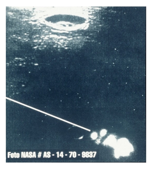 Foto NASA - Apollo 14 Rotolo n. 70, negativo n. 9837. Ritrae il cratere di Landsberg ove c'erano movimenti anomali, infatti immortalarono questo oggetto.