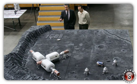Robert Bigelow, a sinistra, mostra un modello di base lunare con gonfiabili