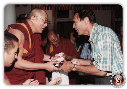 John Mack mentre offre al Dalai Lama una copia del suo libro Abduction: Human Encounters with Aliens (C) – by Carl Studna 1999