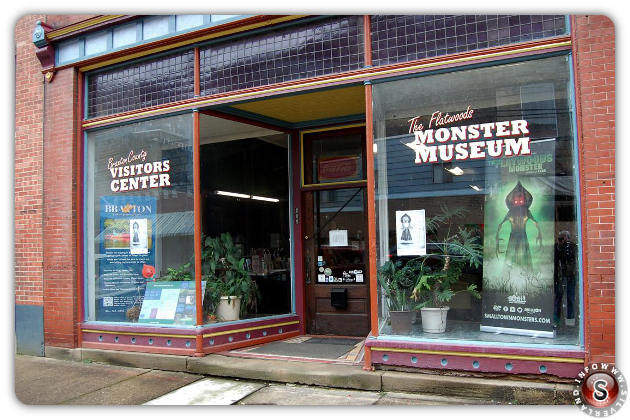 I visitatori provenienti da tutto il paese e dall'estero hanno visitato il Flatwoods Monster Museum al 208 Main St., Sutton. Il museo condivide lo spazio con il Braxton County Convention Visitors Bureau.