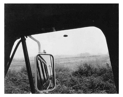Questa è una delle tre foto di un presunto UFO scattate da Rex Heflin, il 3 Agosto 1965, vicino a Santa Ana, in California. Rex Heflin—Foto AP