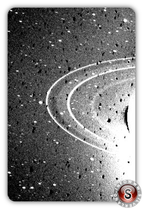 Gli anelli di Nettuno, visti dalla sonda Voyager 2 nel 1989