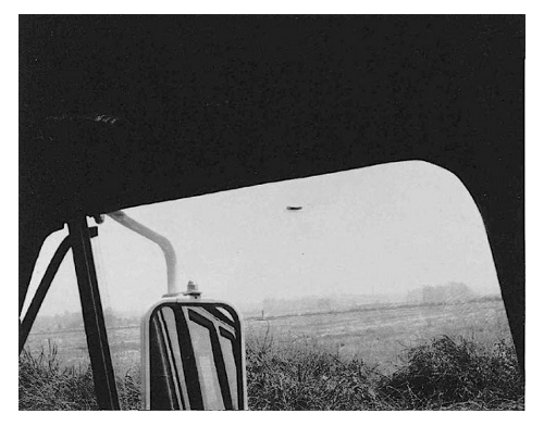 Questa è una delle tre foto di un presunto UFO scattate da Rex Heflin, il 3 Agosto 1965, vicino a Santa Ana, in California. Rex Heflin—Foto AP