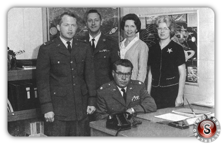 Lo staff del progetto Blue Book negli anni 60. Al centro, seduto, il generale Hector Quintillana, ultimo responsabile delle ricerche sugli Ufo.