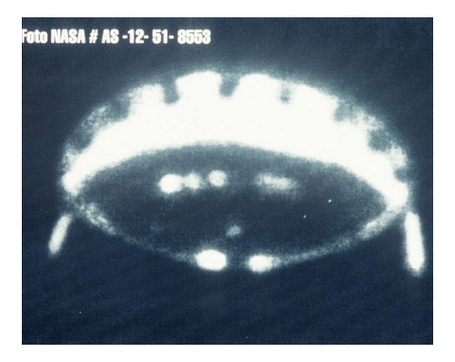 Foto NASA - Apollo 12 Rotolo n. 51, negativo n. 8553. Ritrae un oggetto volante di buone dimensioni che si avvicinò al Lander degli astronauti e per un pò volò con loro, Dean disse scherzando che in questa foto i due equipaggi si fotografarono a vicenda.