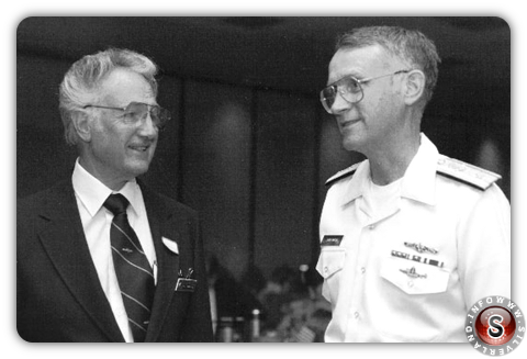 Bill Tompkins con il contrammiraglio Larry Marsh alla cerimonia di apertura della Rogue Valley Council Navy League