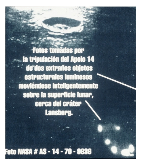 Foto NASA - Apollo 14 Rotolo n. 70, negativo n. 9836. Ritrae 2 strani oggetti luminosi che si muovono intelligentemente sulla superficie lunare vicino al cratere di Landsberg.