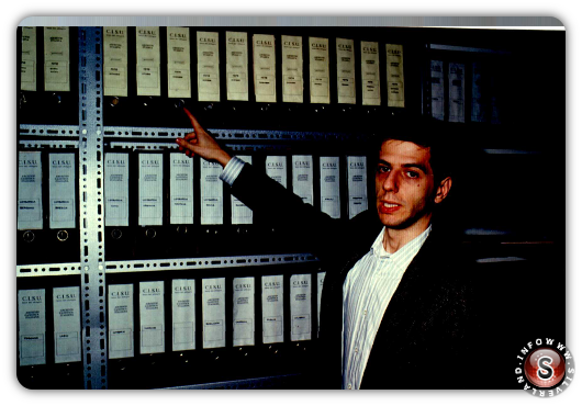 Edoardo Russo presso l'archivio del CISU (Torino, 1989)