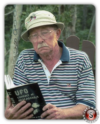 Charles Hickson legge il libro UFO contact at Pascagoula