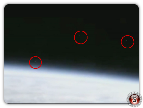 Oggetti volanti non identificati che escono dall'atmosfera terrestre