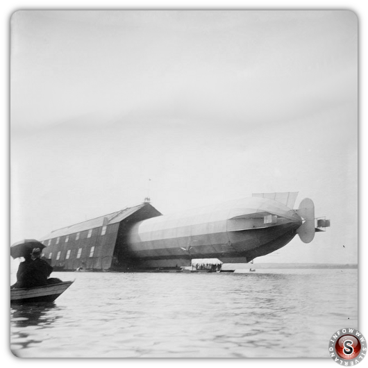 Questa fotografia mostra l'LZ-5 che esce dal suo capannone galleggiante sul Lago di Costanza, poco prima del suo primo volo. (Collezione George Grantham Bain, Biblioteca del Congresso)