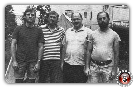 Jack e Jim Weiner , Charlie Foltz e Chuck Rak nel 1993 , 17 anni dopo la loro esperienza del rapimento.