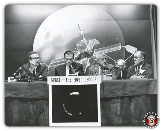 All'estrema sinistra c'è J. Allen Hynek del "Project Blue Book. L'uomo all'estrema destra della foto è James Van Allen, scopritore della cintura di Van Allen, il campo elettromagnetico che circonda la Terra. Il programma ha avuto origine dallo Springfield